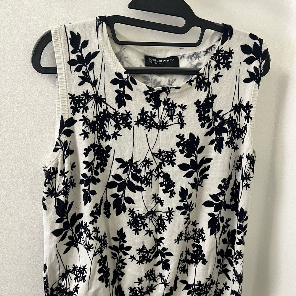 Classic Jones New York XL Light shell sweater.